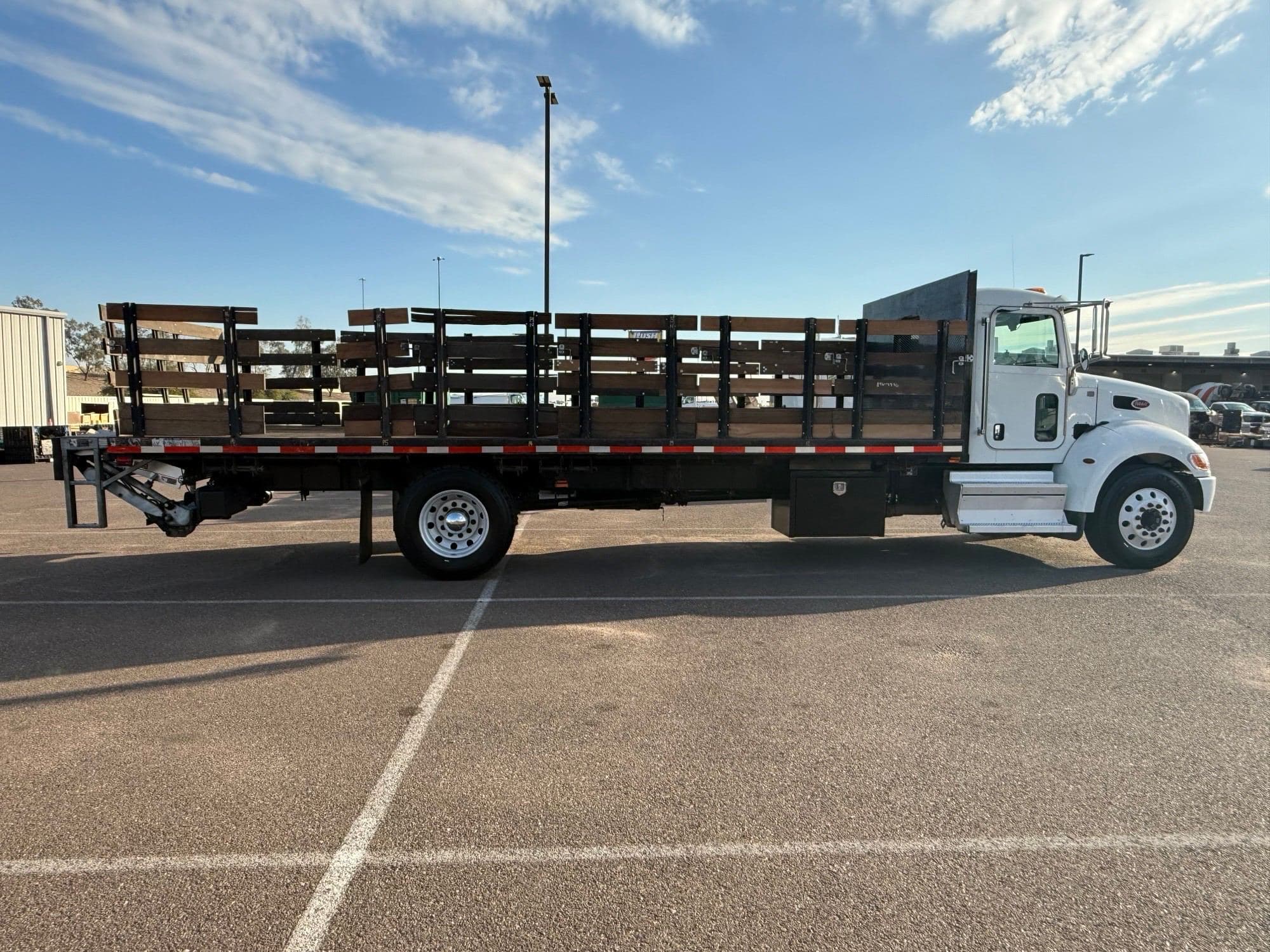 2020 Peterbilt 337 image 4