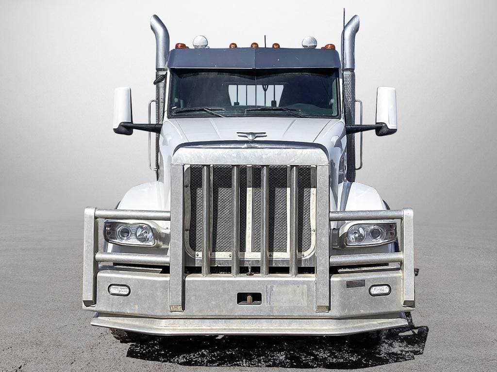 2023 Peterbilt 567 image 2