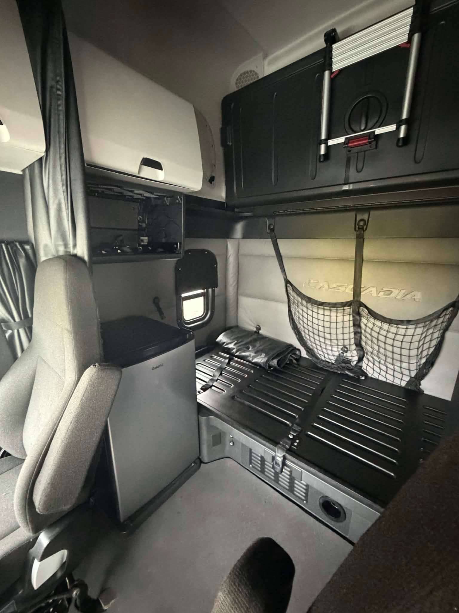 2022 Freightliner Cascadia image 5