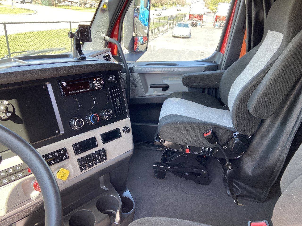 2022 FREIGHTLINER Cascadia CA126 ** Tandem Axle Sleeper image 8