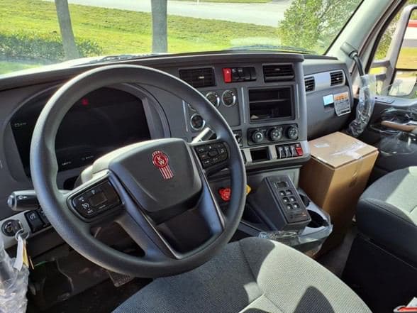 2026 Kenworth T880 image 15
