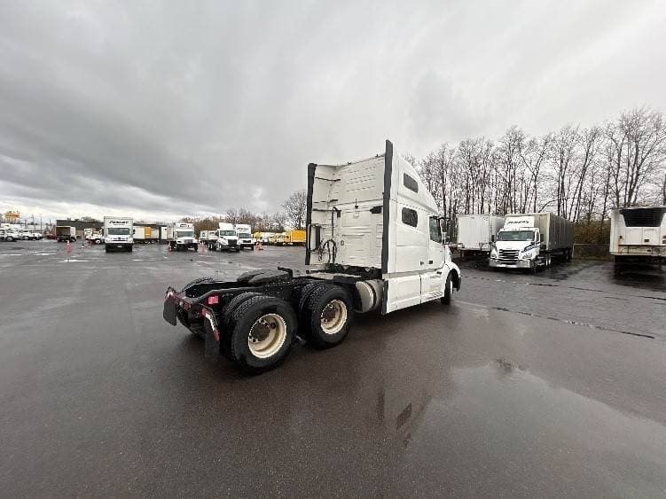 2022 Volvo VNL image 6