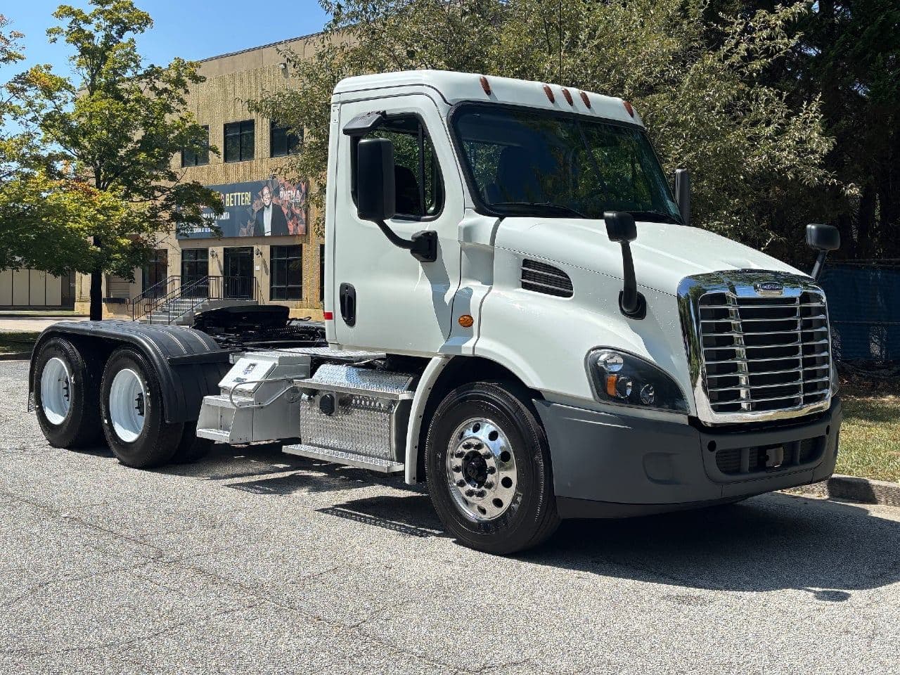 2019 Freightliner Cascadia 113 image 2