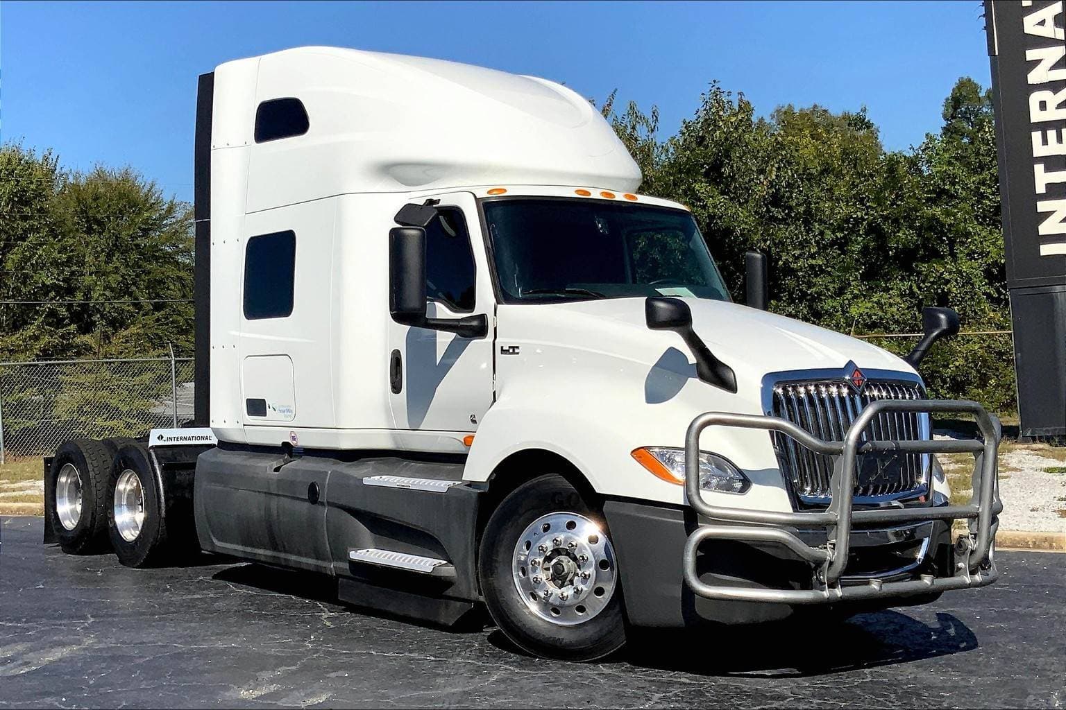 2022 International LT625 Sleeper Semi Truck - 73" Raised Roof Sleeper, Cummins 400HP, 12 Speed image 1