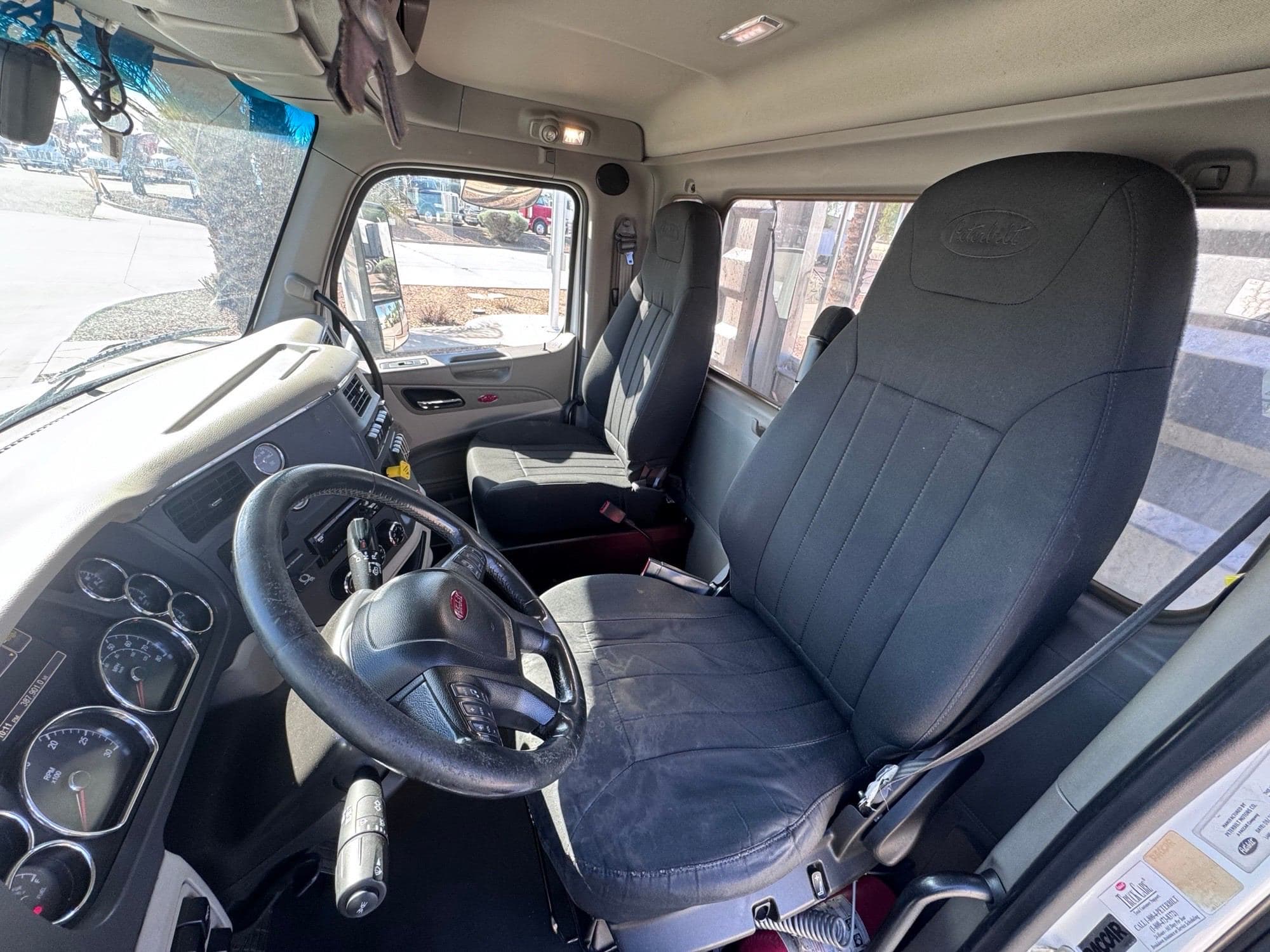 2020 Peterbilt 579 image 12