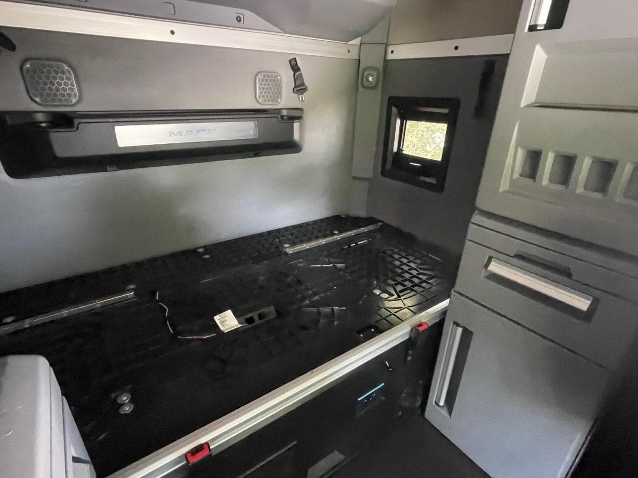 2019 Mack Anthem image 25