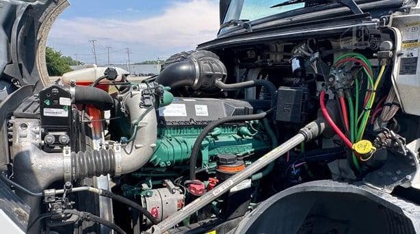 2023 Volvo VNL image 10