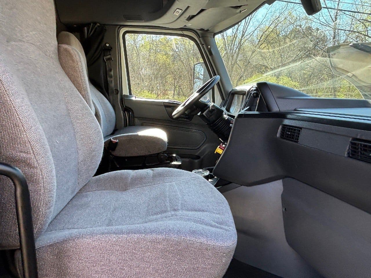 2018 International LT625 image 19