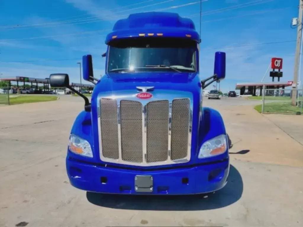 2022 Peterbilt 579 image 4