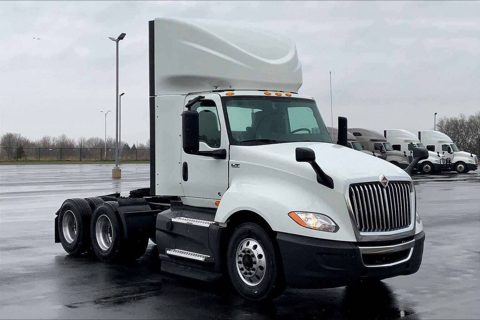 2021 International LT625 image 1