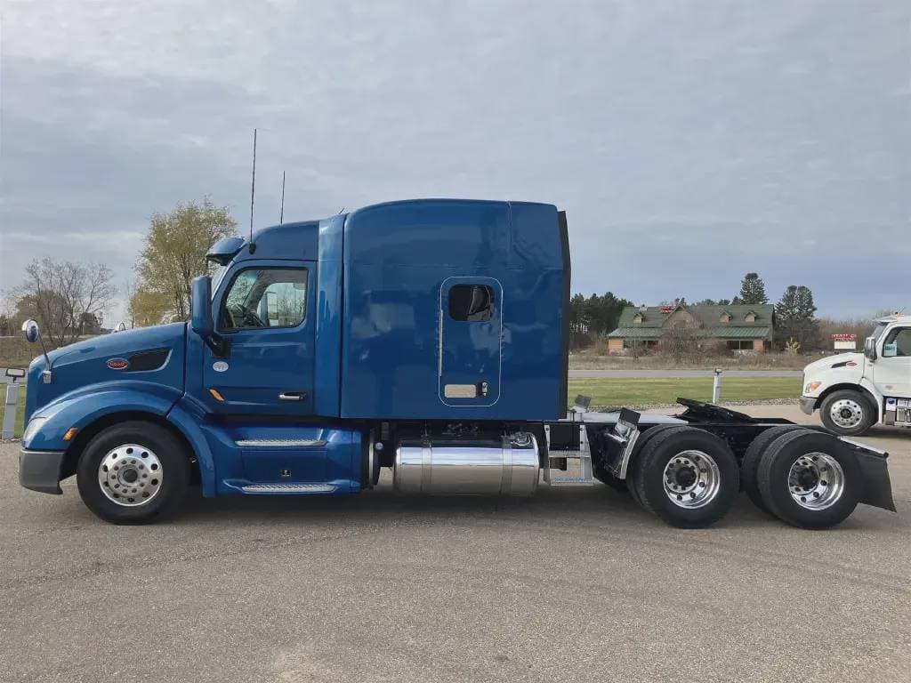 2022 Peterbilt 579 image 3