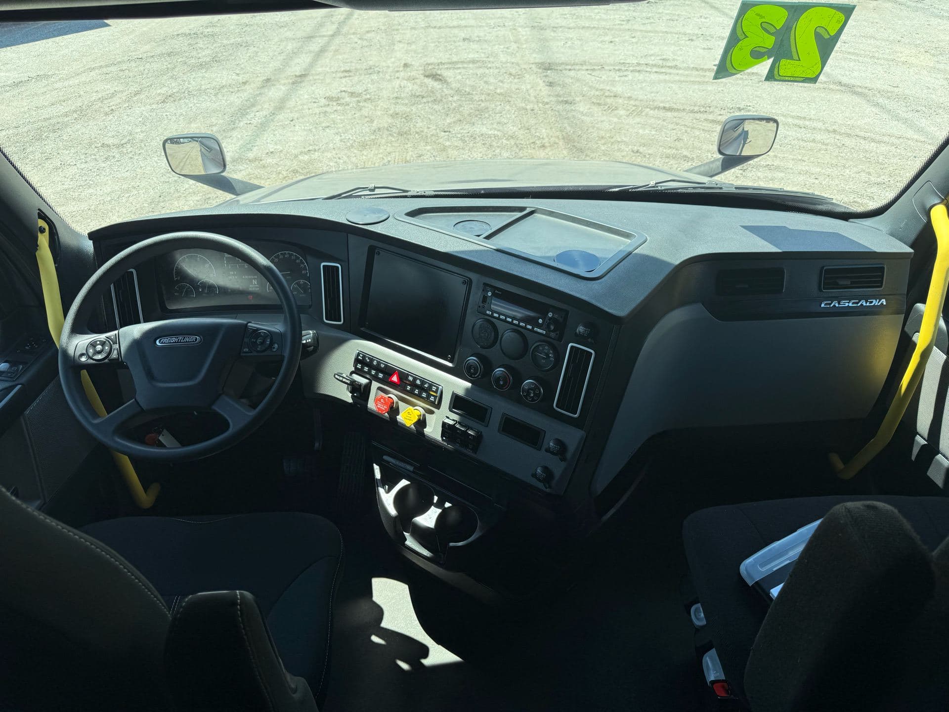 2023 Freightliner - 438k - 14k Hours! image 18