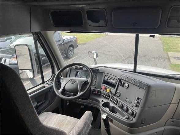 2016 Freightliner Cascadia image 14