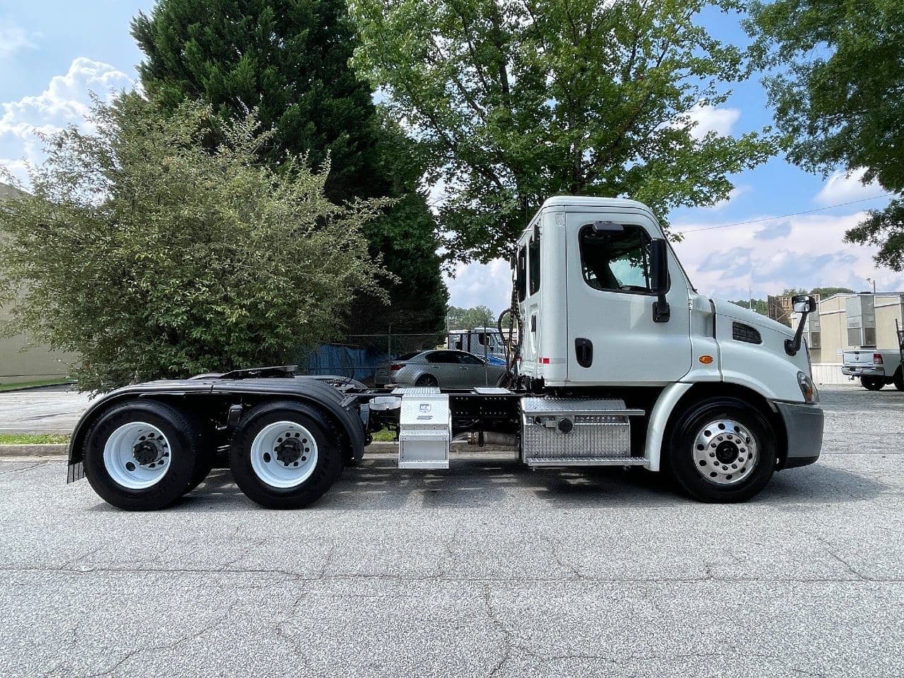 2019 Freightliner Cascadia 113 image 2