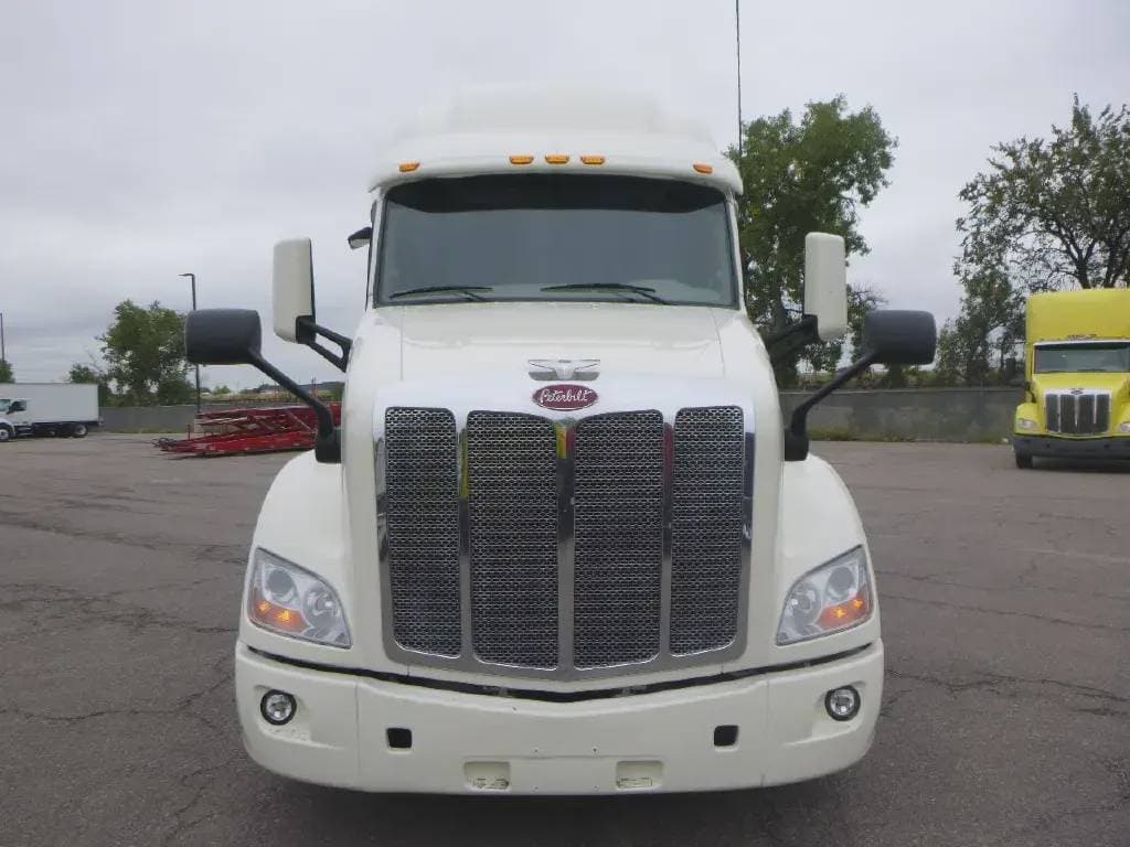 2022 Peterbilt 579 image 1