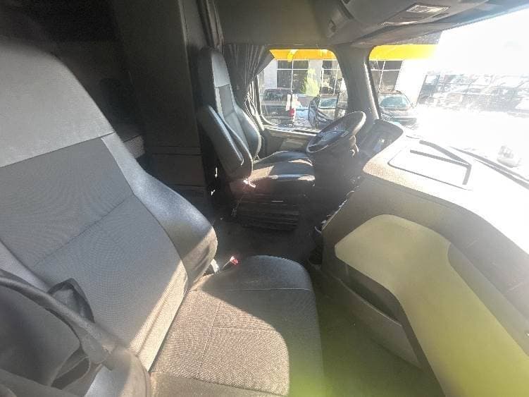 2019 Freightliner Cascadia 126 Sleeper Semi Truck - 72" Integral Sleeper, 455HP, 12 Speed Automatic image 9