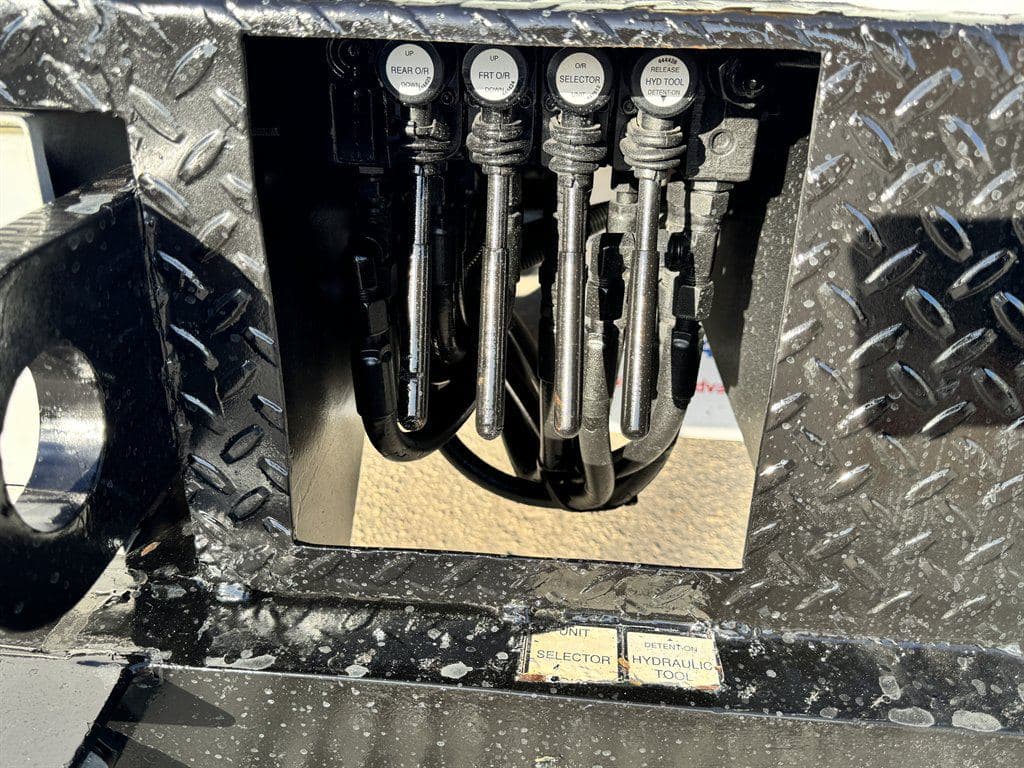 2015 Freightliner M2 106 image 22