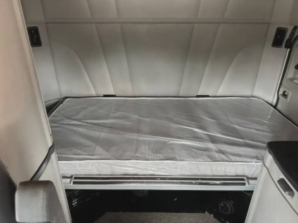 2022 Peterbilt 579 image 6