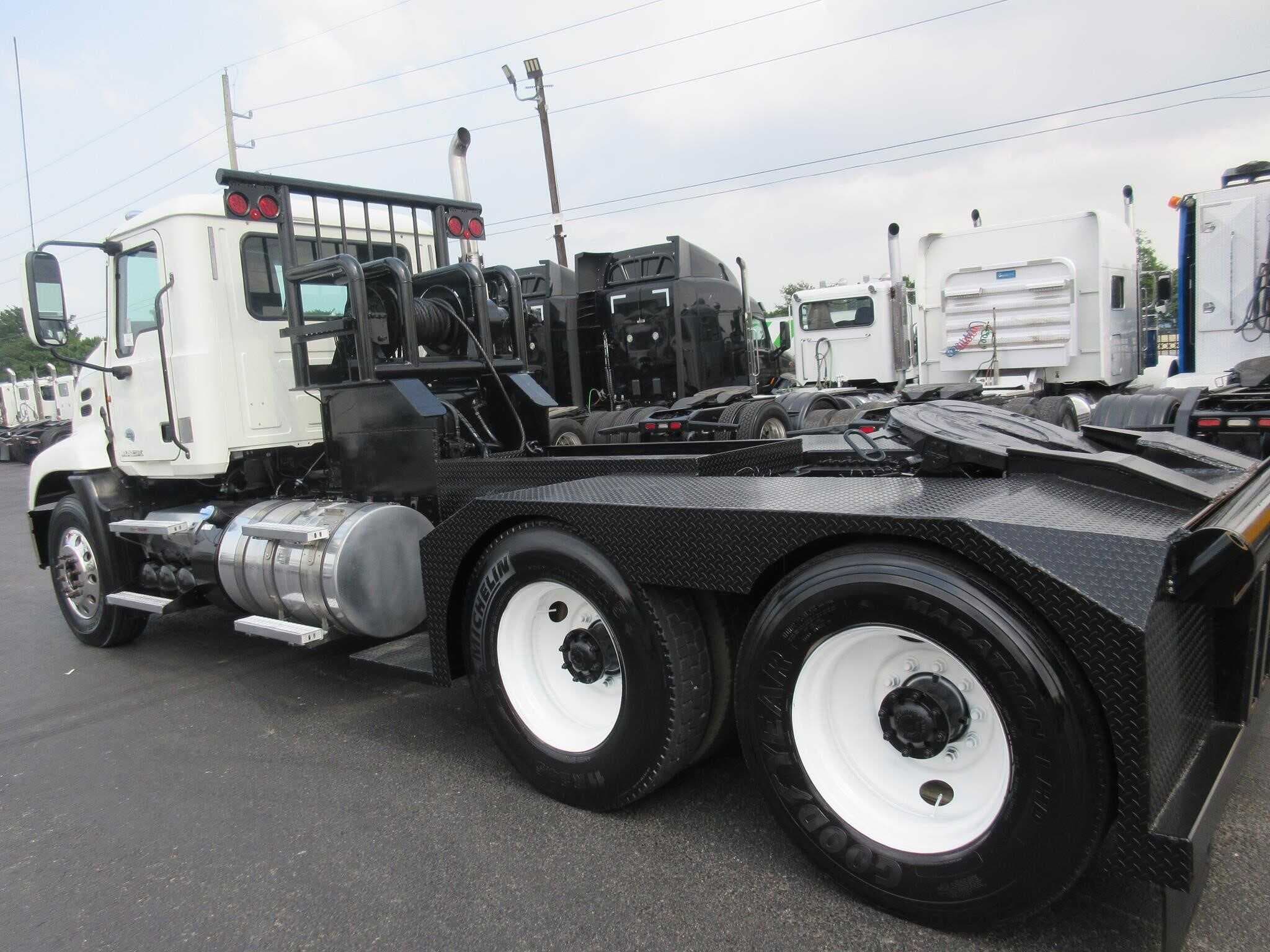 Used 2014 MACK PINNACLE CXU613 Winch Truck in Channelview, TX image 5