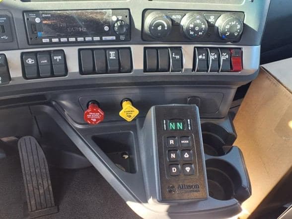 2025 Kenworth T880 image 14