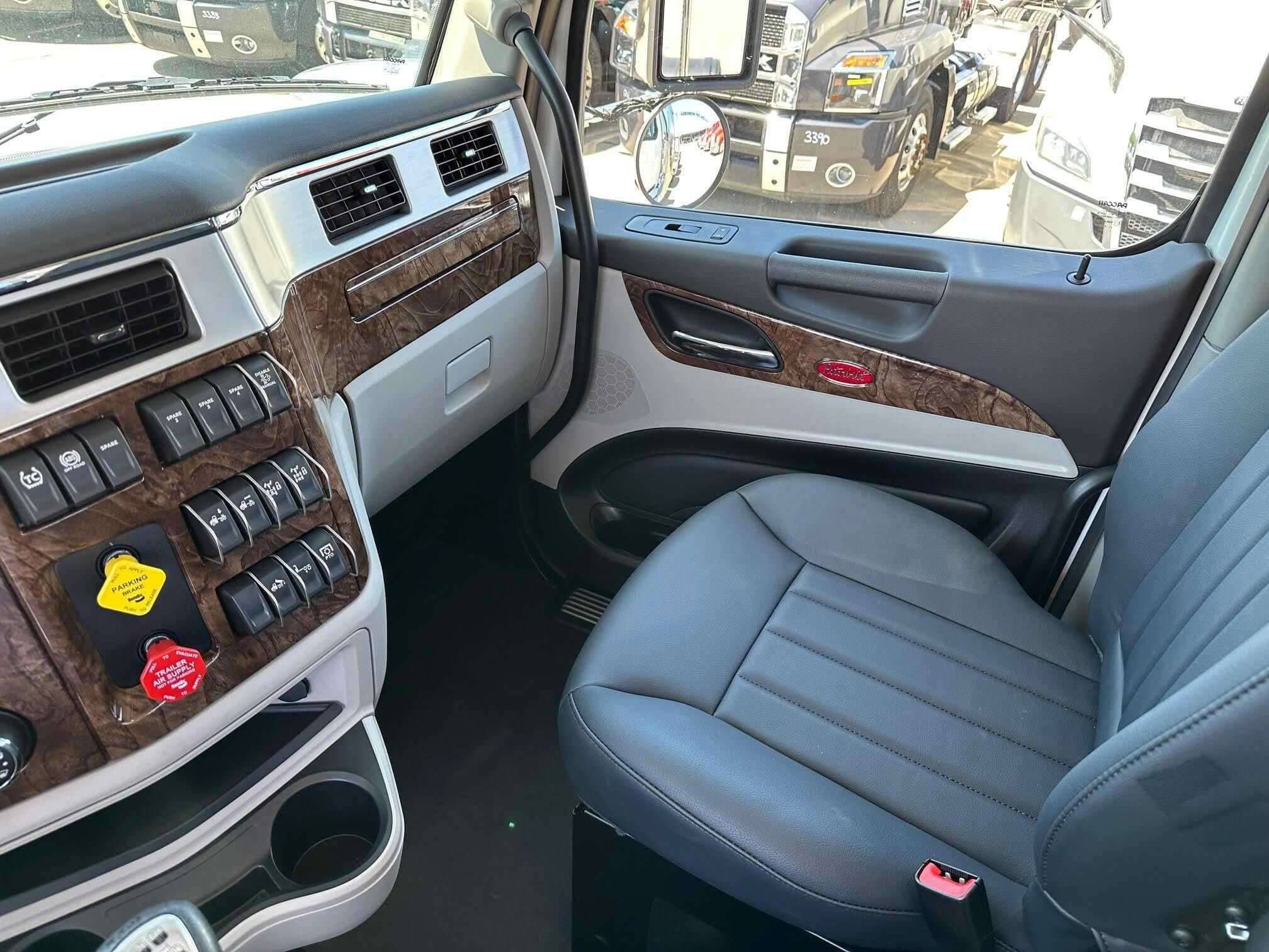 2025 Peterbilt 589 image 17