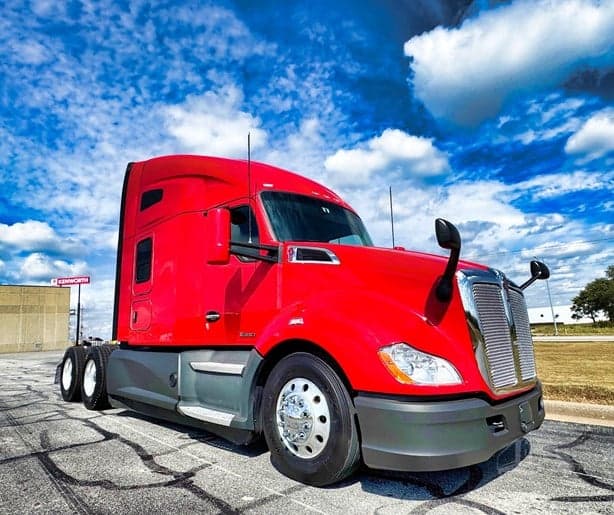 2021 Kenworth T680 image 2