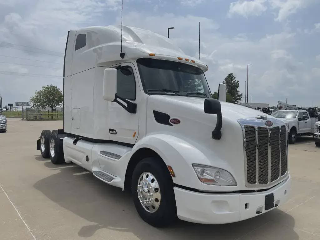 2022 Peterbilt 579 image 3