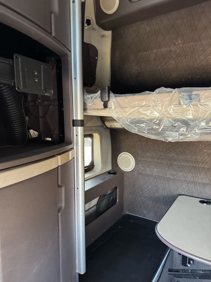 2017 Volvo VNL image 8