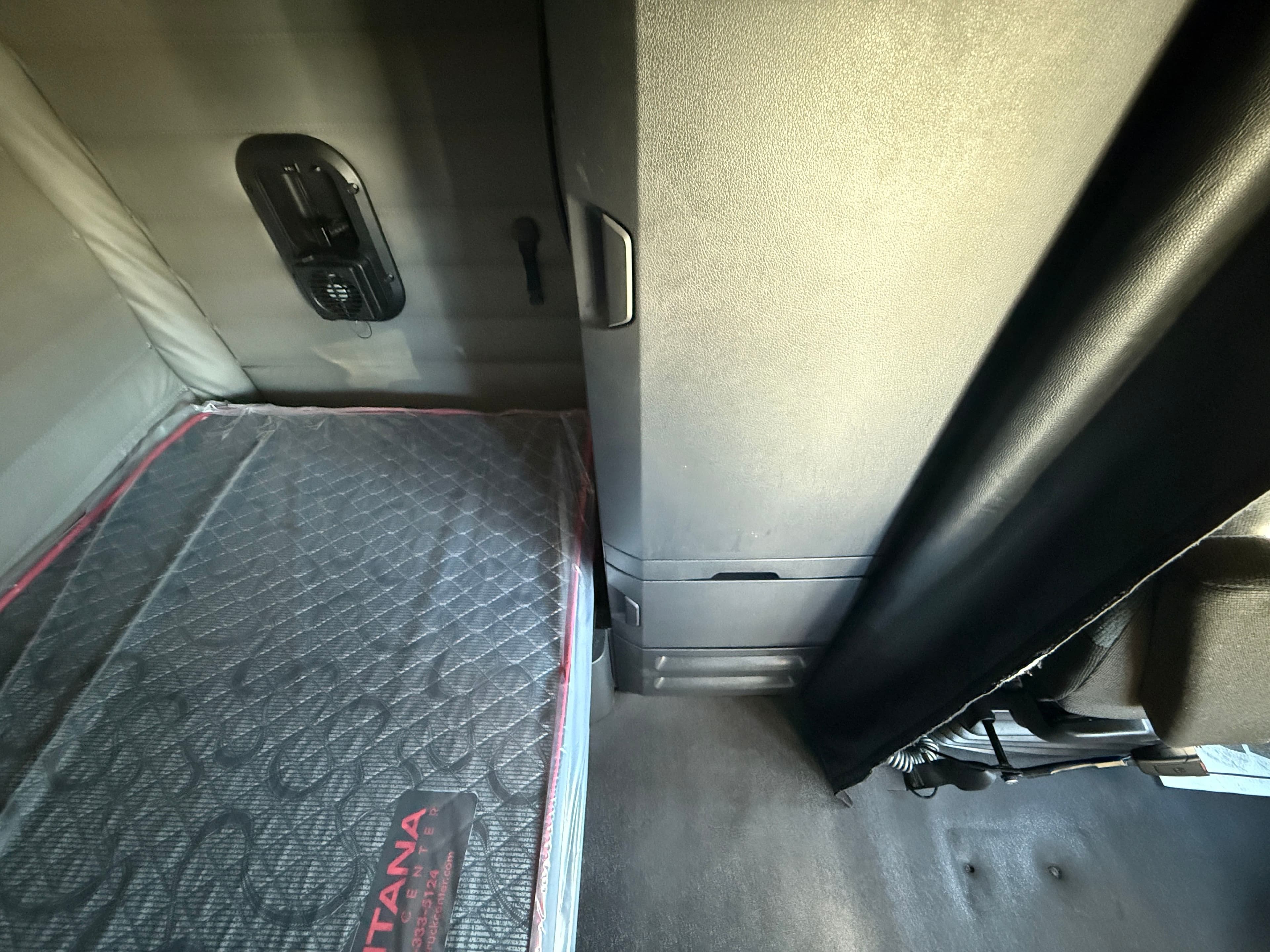 2021 Freightliner Cascadia 126 image 31