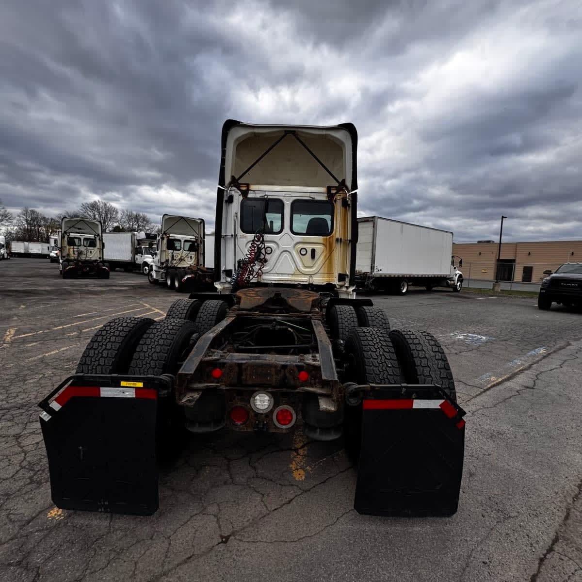 Used 2019 FREIGHTLINER Conventional - Day Cab - CASCADIA 116 image 6