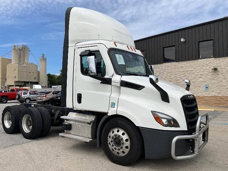 2022 Freightliner Cascadia image 1