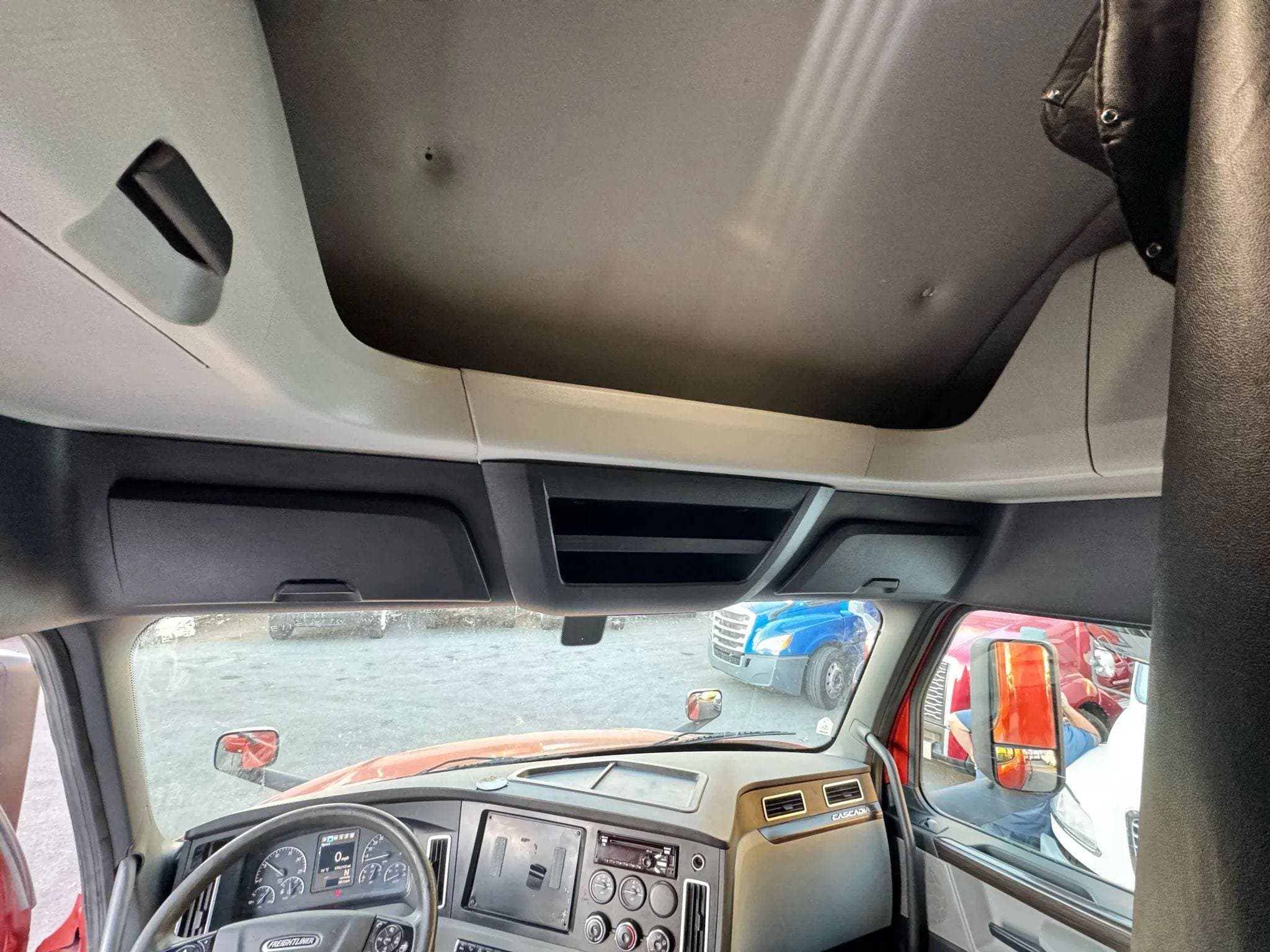 2020 Freightliner Cascadia image 29