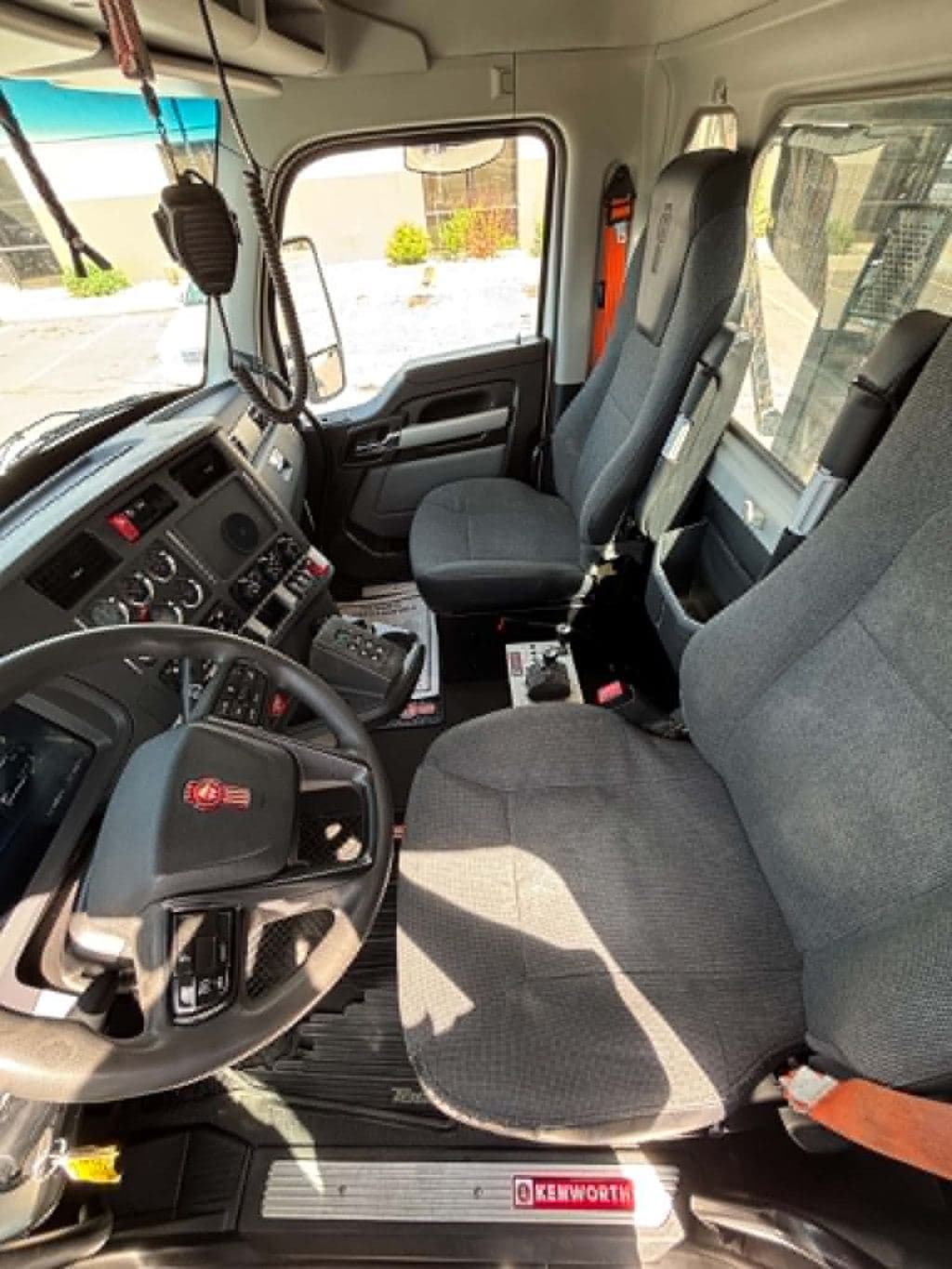 Used 2024 KENWORTH T880 image 9