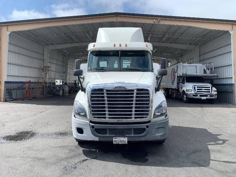 2018 Freightliner Cascadia image 2