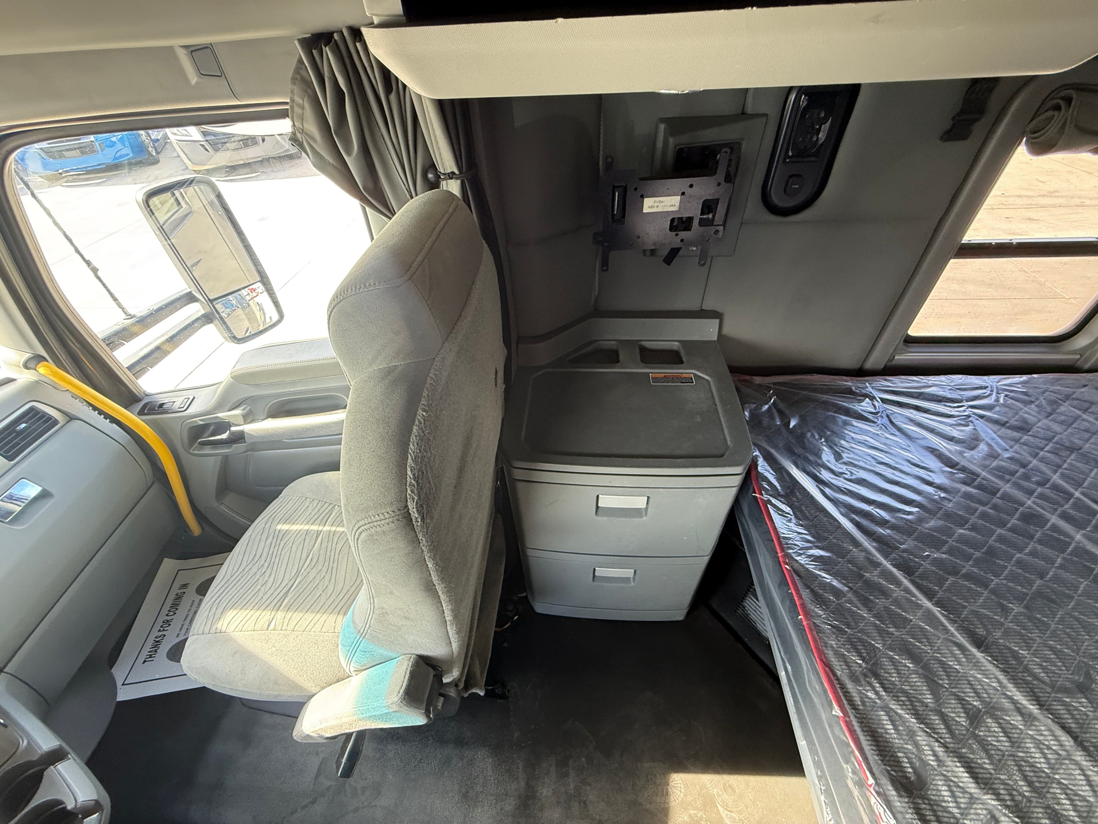 2018 Kenworth T680 image 13