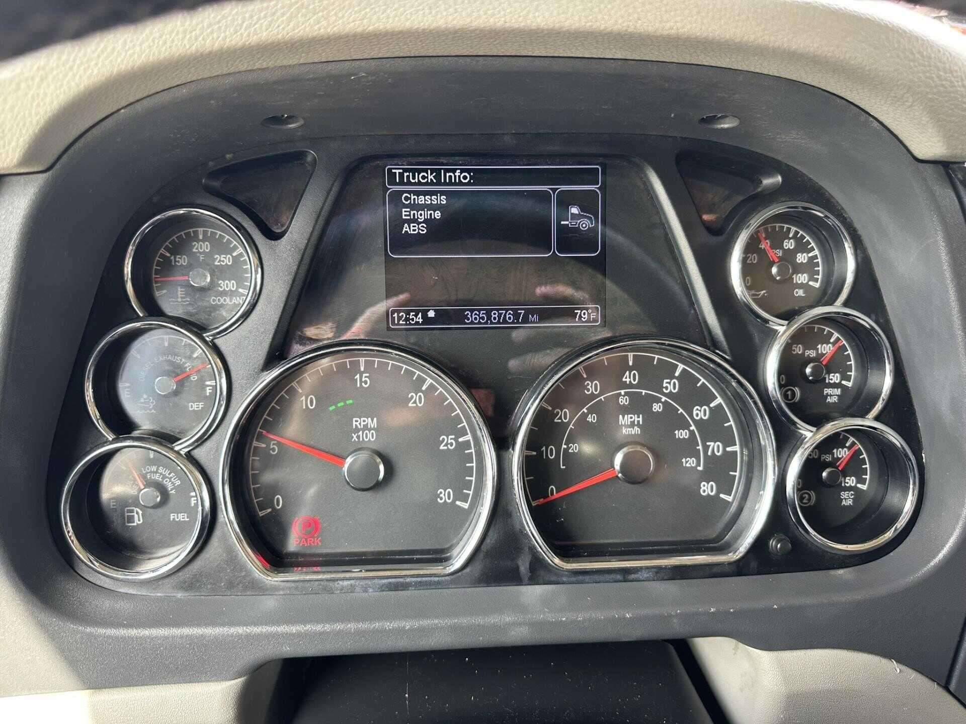 2021 Peterbilt 567 image 12