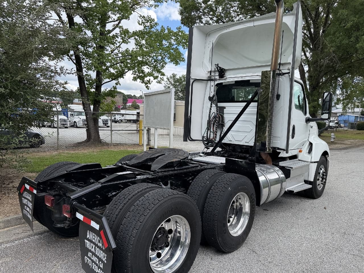2019 International LT625 image 3