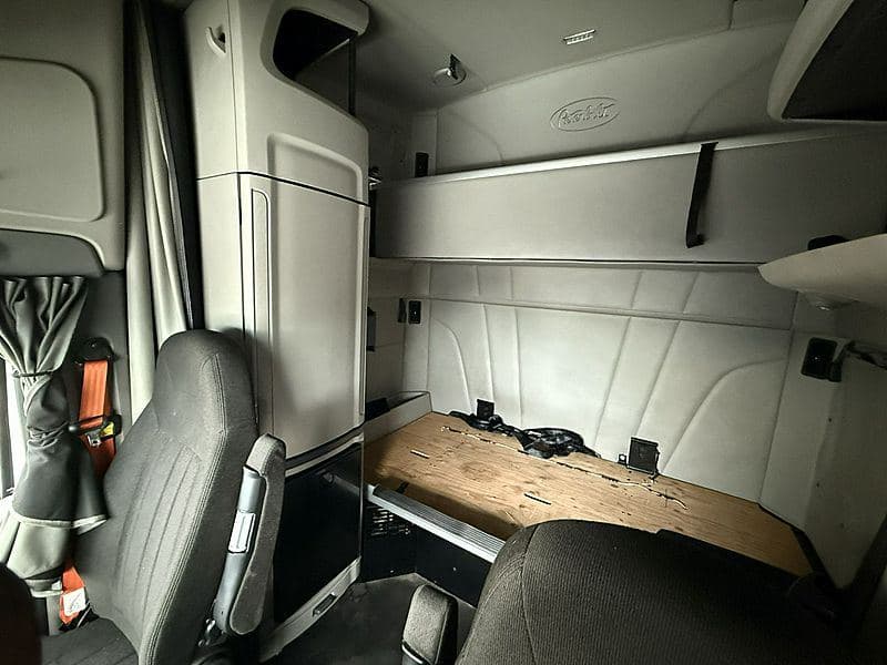 2021 Peterbilt 579 image 11