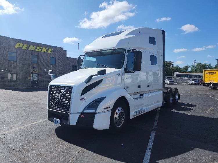 2023 Volvo VNL image 3