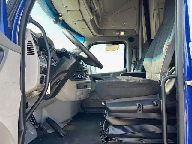 2022 Peterbilt 579 image 2