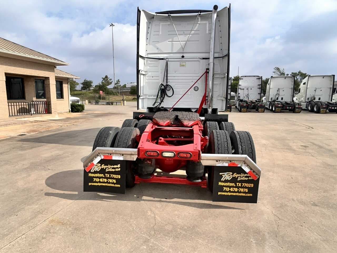 2020 Volvo VNL670 image 3