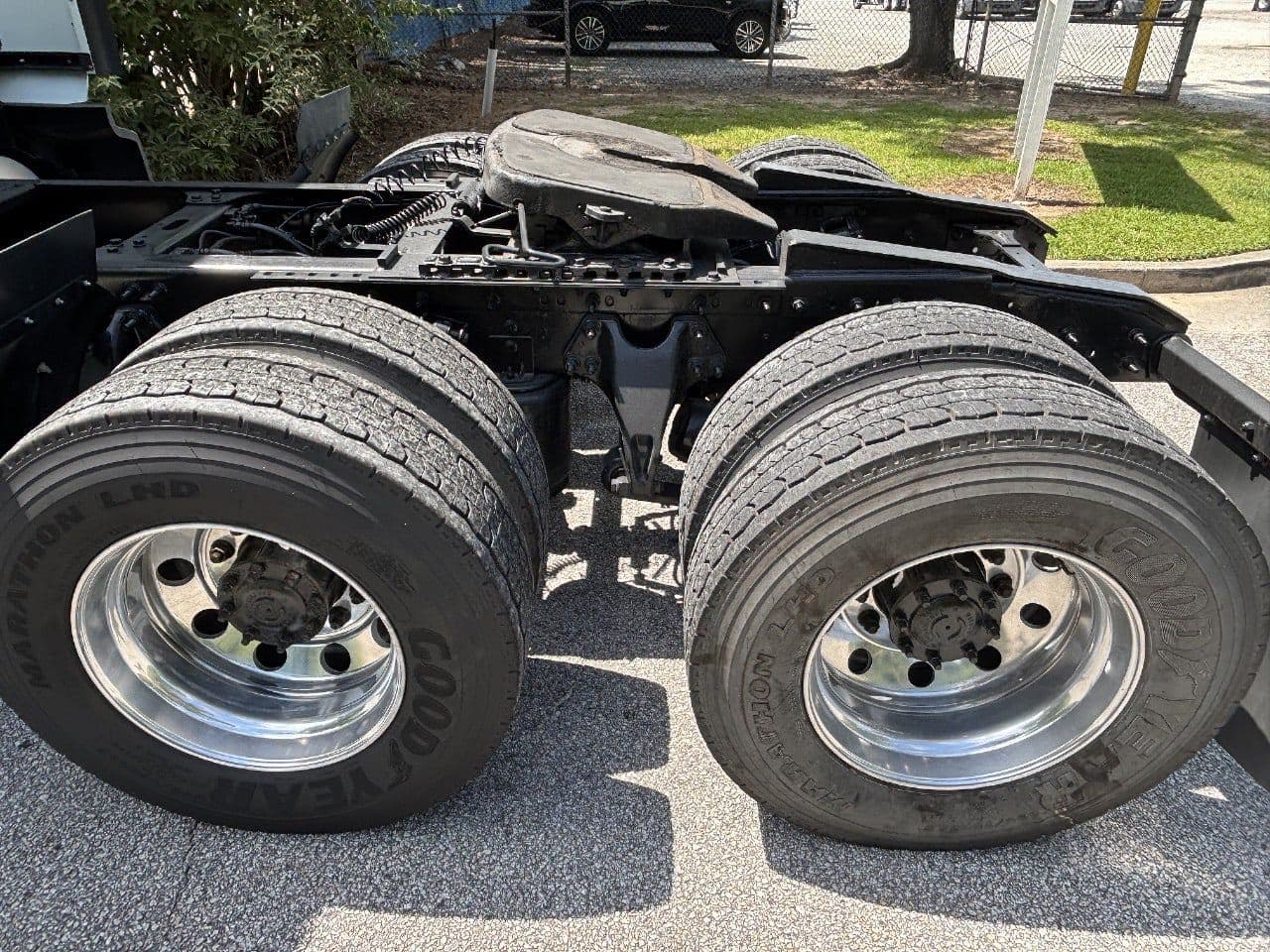 2018 International LT625 image 11