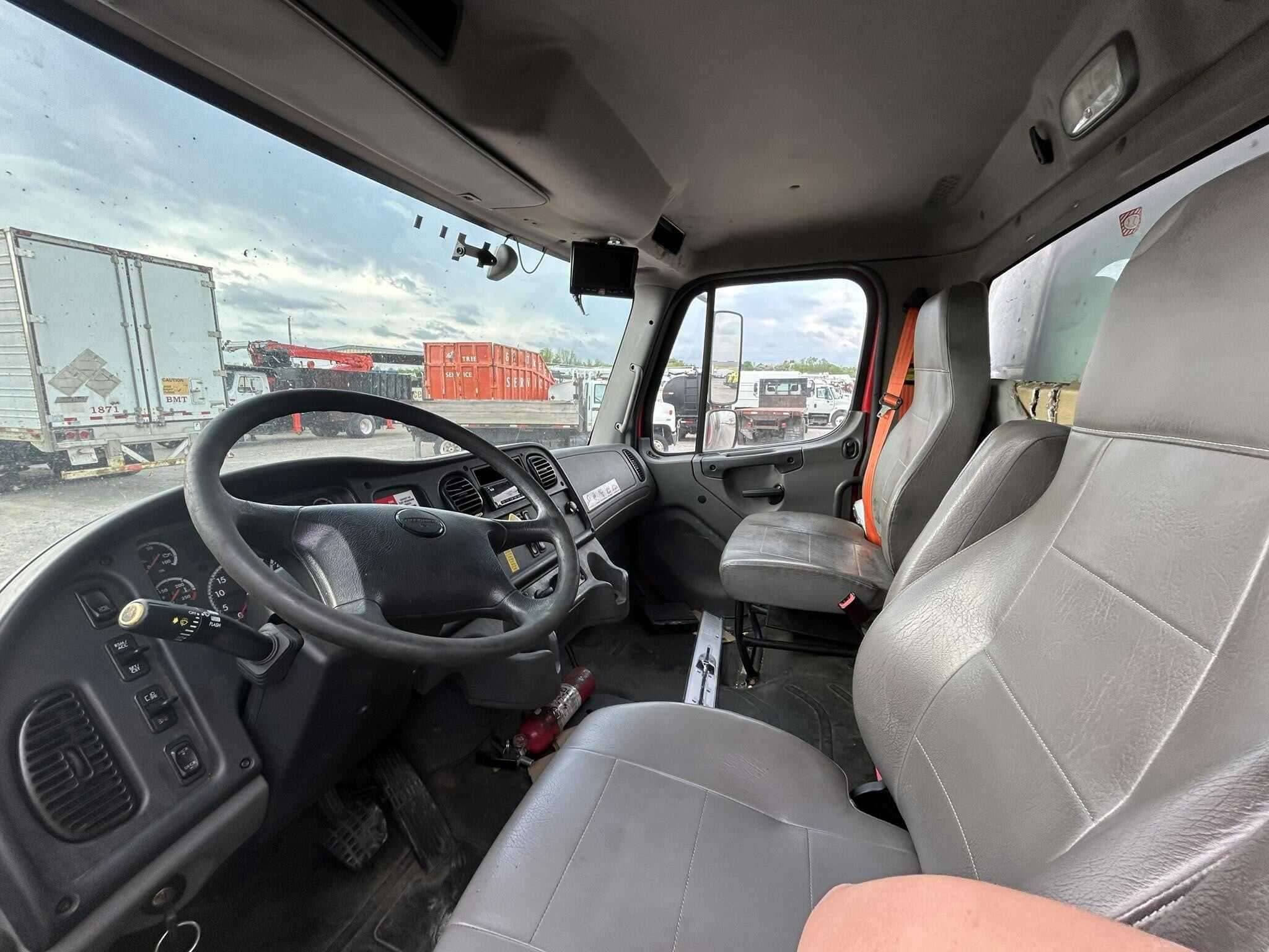2018 Freightliner M2 image 11