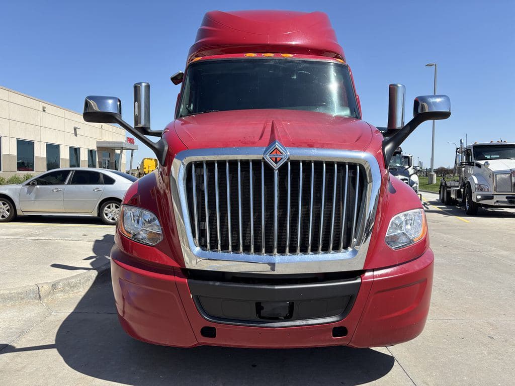 Used 2021 INTERNATIONAL LT625 image 11