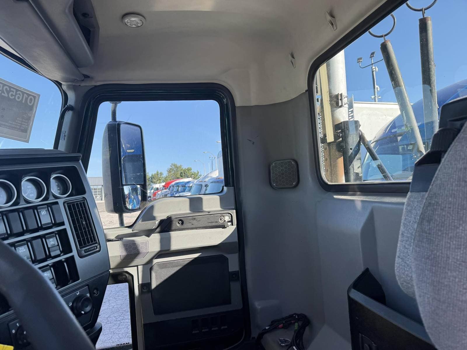2020 Mack Anthem 64T Day Cab Truck image 21