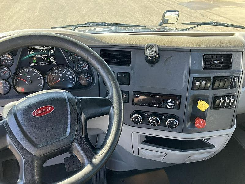 2021 Peterbilt 579 image 12