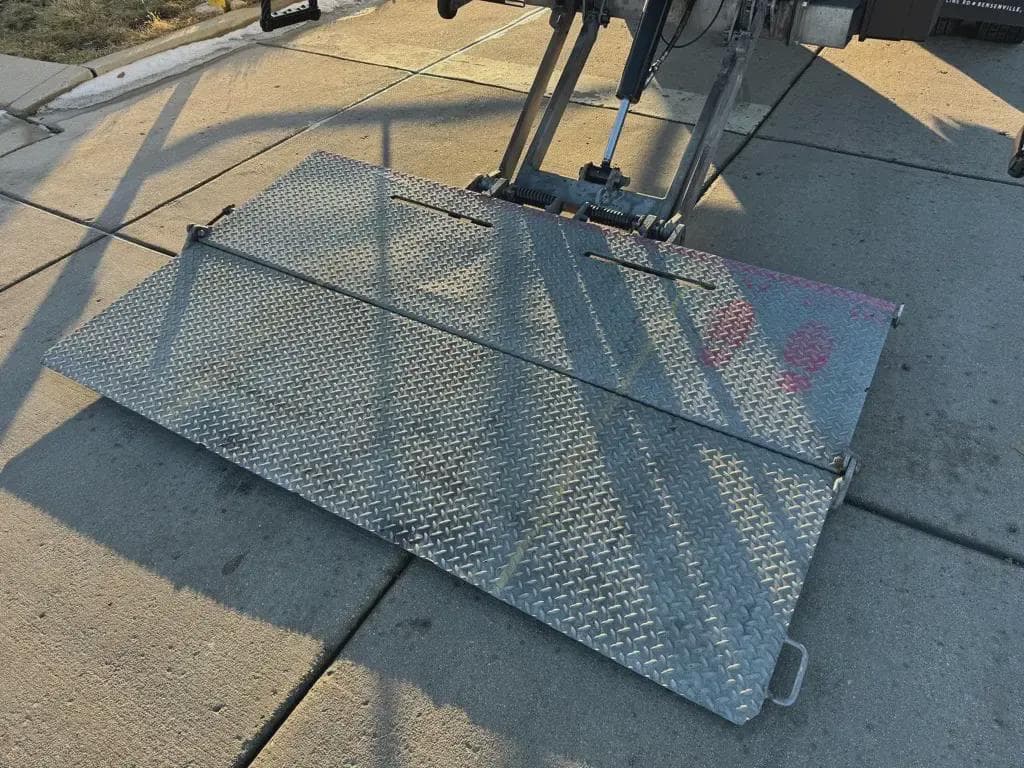 Used 2018 ISUZU Box Truck - Straight Truck, Moving Van, Cabover Truck - COE - FTR For Sale image 5