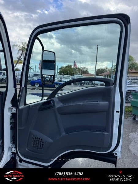 2019 Isuzu NRR image 18