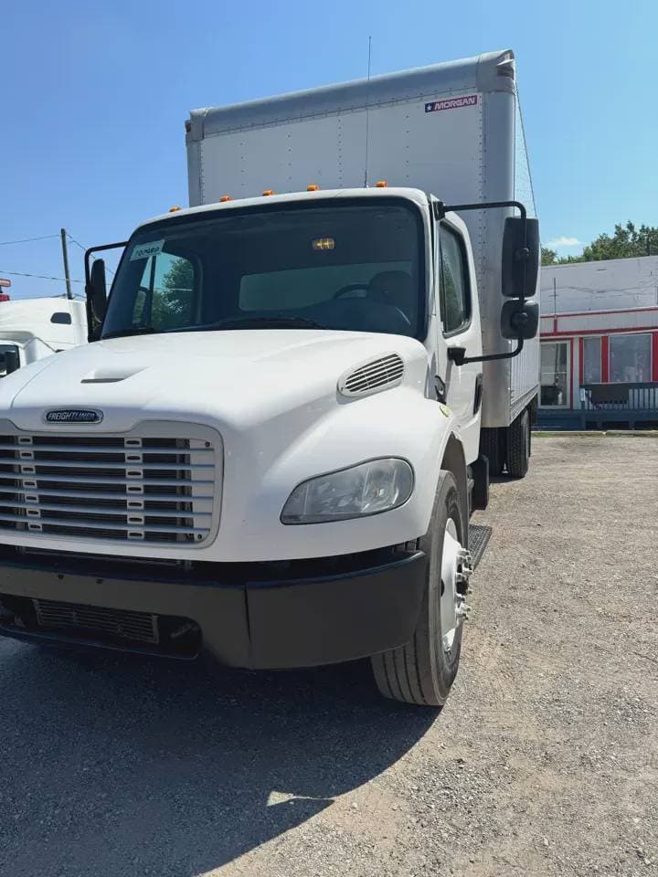 2017 Freightliner M2 image 2