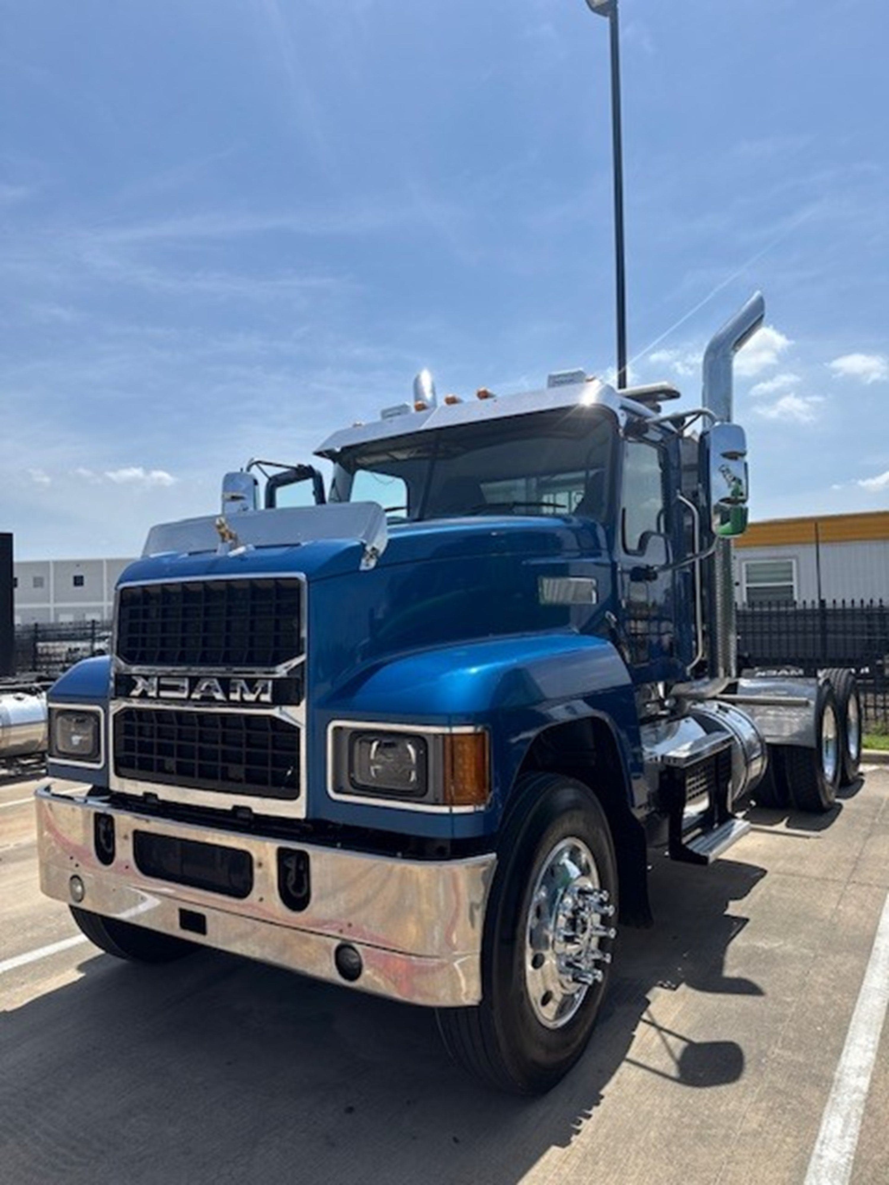 2025 Mack PINNACLE 64T image 2